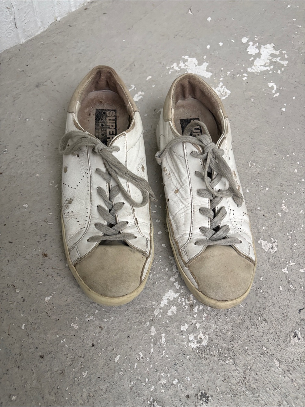 Distressed Golden Goose’s sneakers
